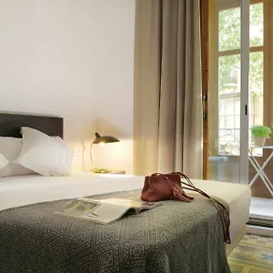 https://som-nit-triomf.topbarcelonahotels.com